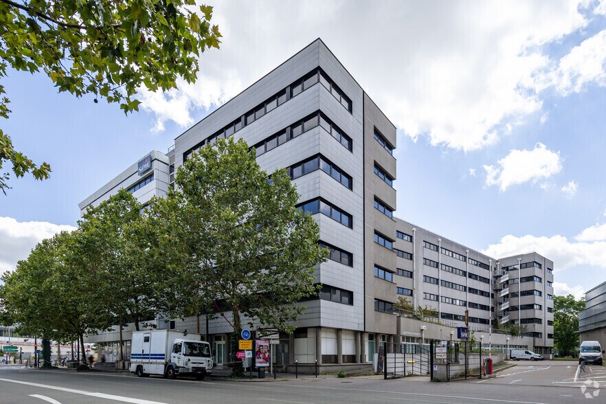 Office in Saint-Denis for lease - Primary Photo - Image 1 of 3