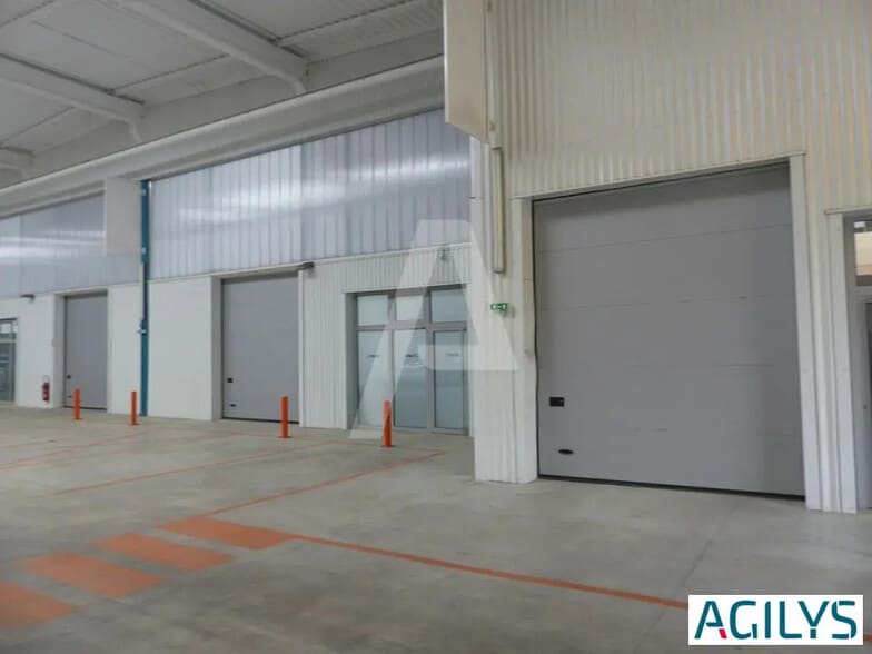 Flex in Palaiseau for lease - Interior Photo - Image 2 of 8