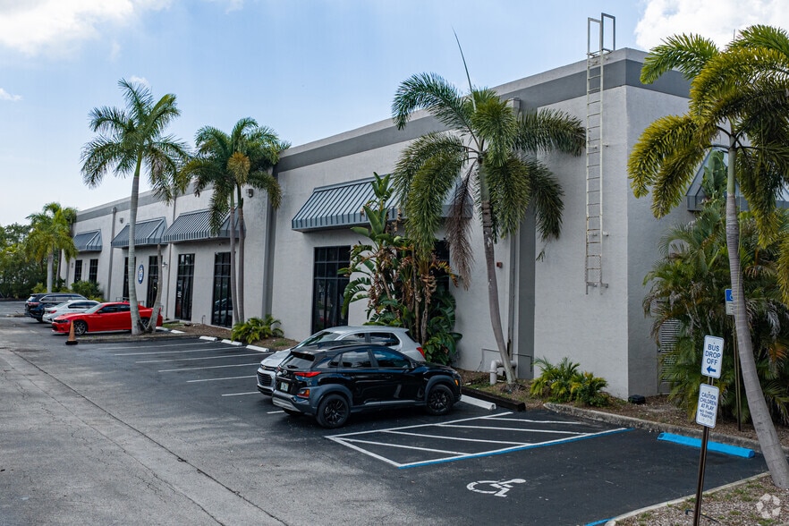 Lauderhill Commerce Center portfolio of 2 properties for sale on LoopNet.ca - Primary Photo - Image 2 of 2