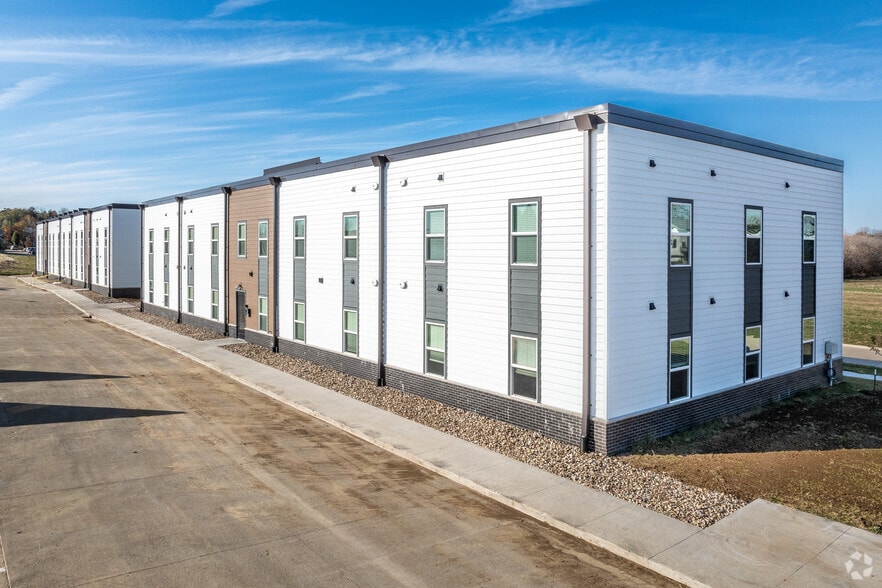 3701-3761 Eastbrook Dr, Iowa City, IA for sale - Primary Photo - Image 1 of 18