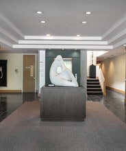 10801 Main St, Bellevue, WA à louer Hall d’entrée- Image 1 de 4