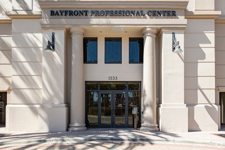 1333 3rd Ave S, Naples, FL à vendre - Photo du bâtiment - Image 2 de 4