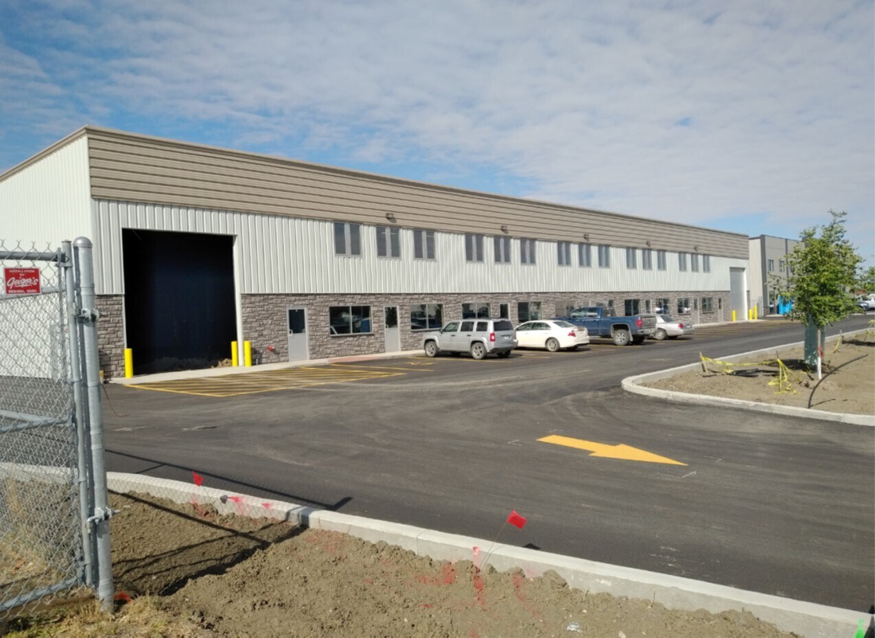 614 Solomon Cres, Regina, SK for sale Primary Photo- Image 1 of 1