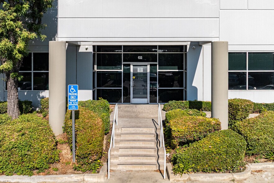 345-455 S 6th Ave, City of Industry, CA à louer - Photo du bâtiment - Image 3 de 5