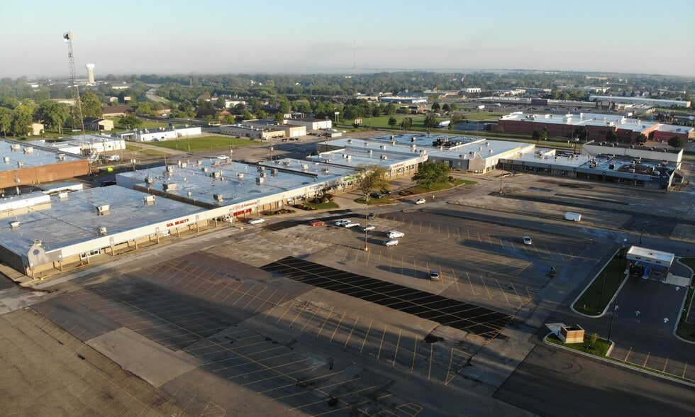 County Fair Shopping Center portfolio of 7 properties for sale on LoopNet.ca - Building Photo - Image 2 of 10