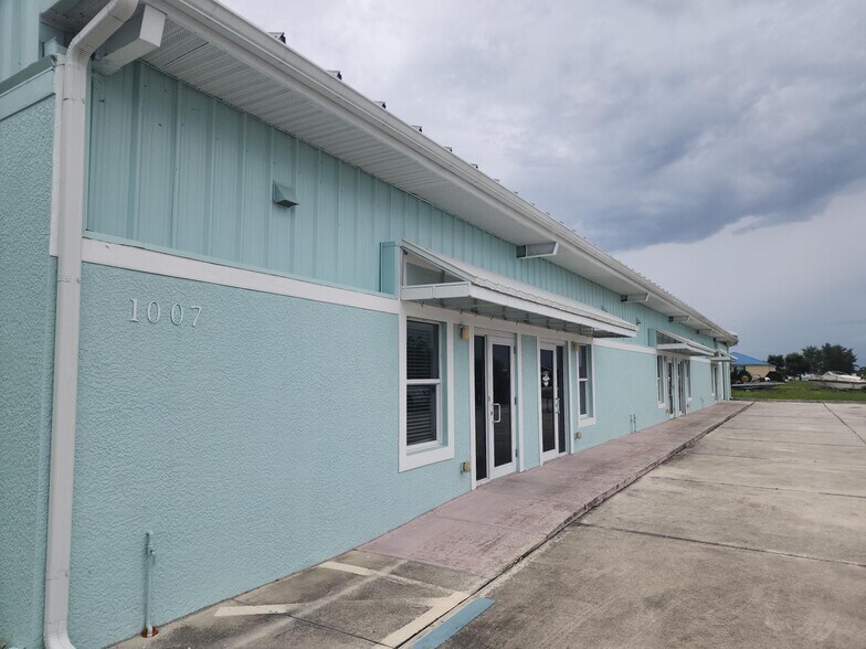 1007 NE 7th Ter, Cape Coral, FL à vendre - Photo du bâtiment - Image 2 de 10