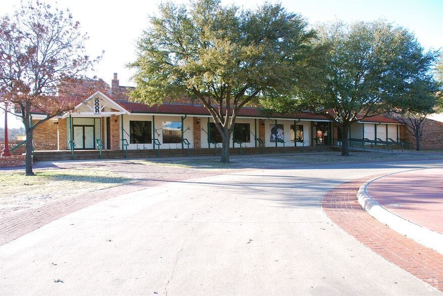 2521-2525 Rodeo Plz, Fort Worth, TX à louer - Photo du bâtiment - Image 3 de 4
