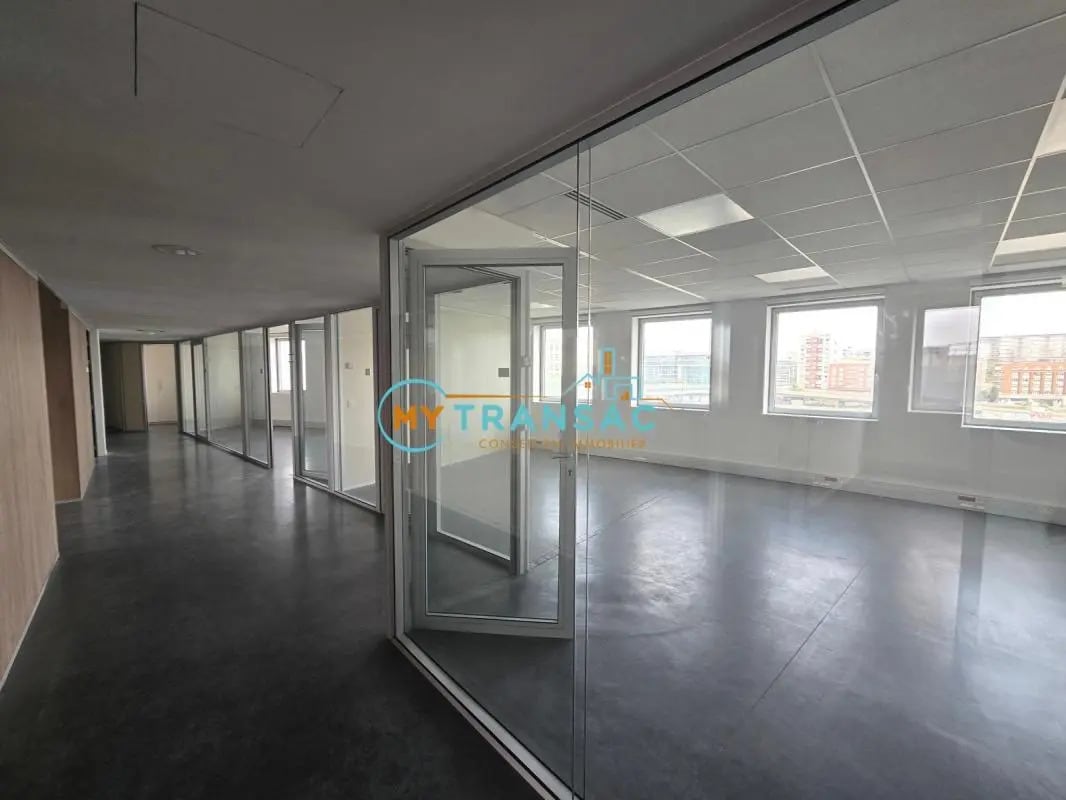 Flex in Ivry-sur-Seine for lease Interior Photo- Image 1 of 20