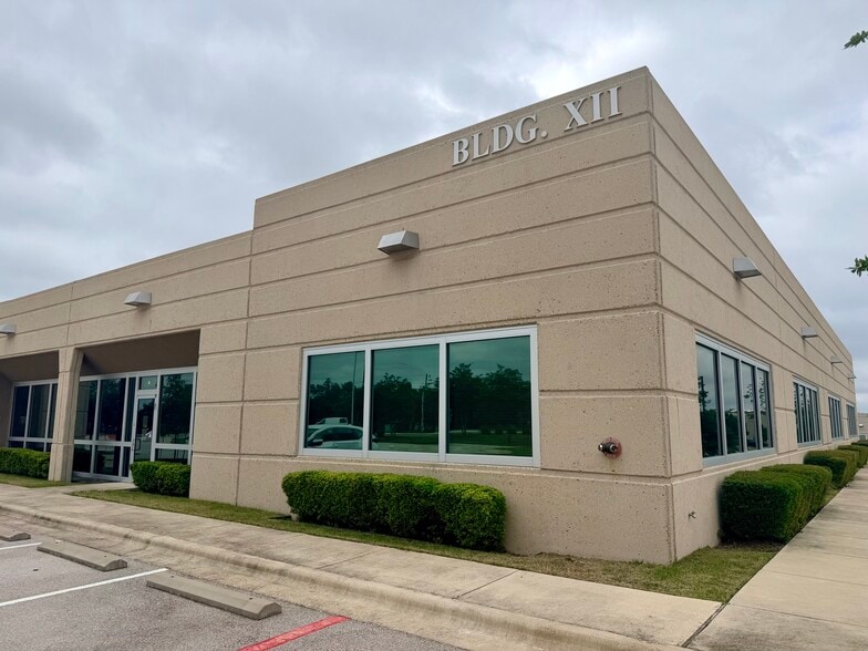 1706 E New Hope Dr, Cedar Park, TX for lease - Building Photo - Image 2 of 7
