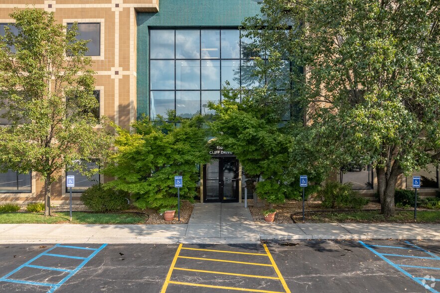 4801 Cliff Ave, Independence, MO à vendre - Photo du bâtiment - Image 2 de 4
