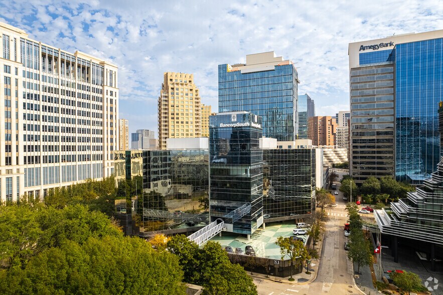 2651 N Harwood St, Dallas, TX à louer - Photo du bâtiment - Image 2 de 10