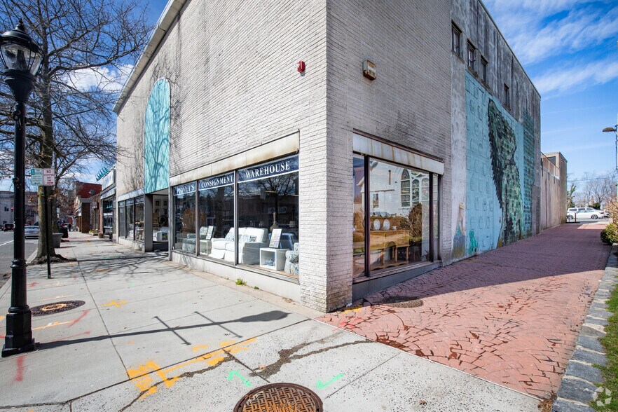 54 E Main St, Riverhead, NY à louer - Photo du bâtiment - Image 3 de 4