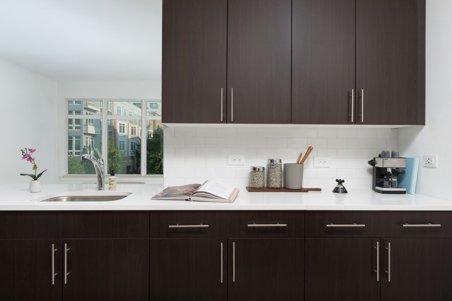 330 Angelo Cifelli Dr, Harrison, NJ à louer - Photo intérieure - Image 2 de 8