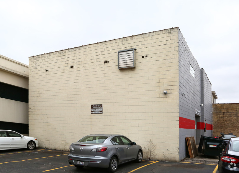 1577 Ellinwood Ave, Des Plaines, IL for lease - Building Photo - Image 3 of 8