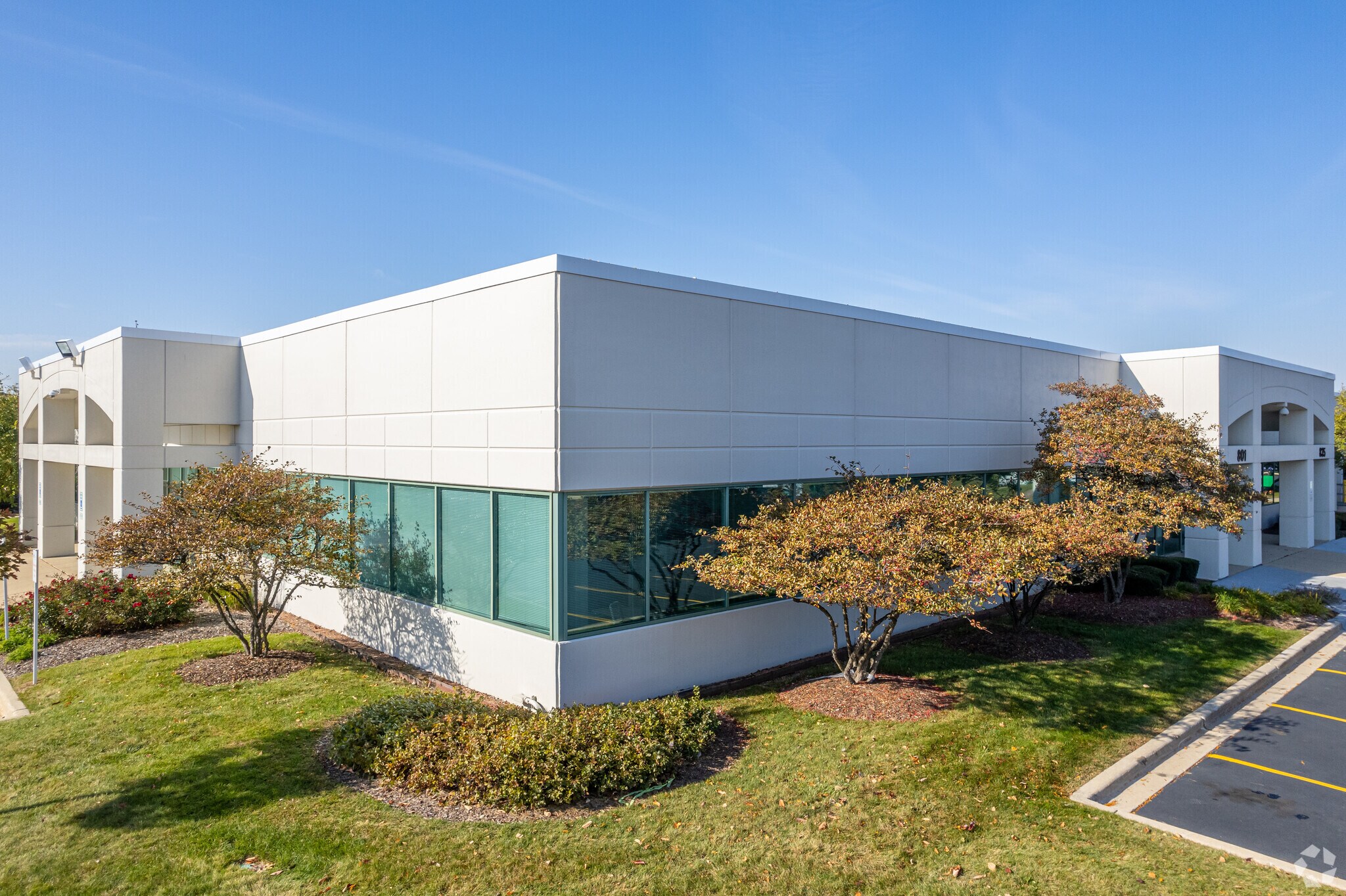801-851 Oak Creek Dr, Lombard, IL for lease Building Photo- Image 1 of 9