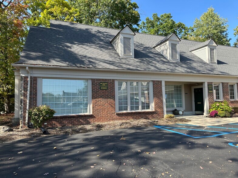 31886 Northwestern Hwy, Farmington, MI à louer - Photo du bâtiment - Image 3 de 14