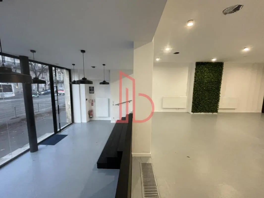 Office in Bordeaux for lease Interior Photo- Image 1 of 9