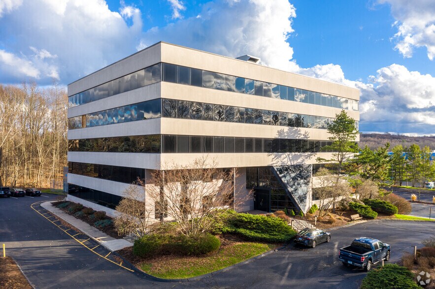 609 W Johnson Ave, Cheshire, CT à louer - Photo principale - Image 1 de 52