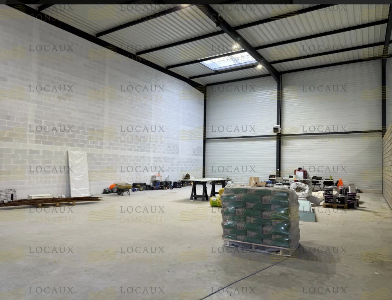 Flex in Le Thillay for lease Interior Photo- Image 1 of 3