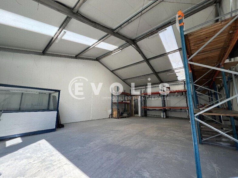 Flex in Saint-Germain-lès-Arpajon for lease - Interior Photo - Image 3 of 12