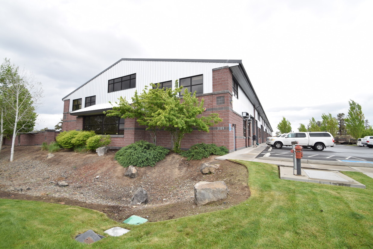 2121 SW Deerhound Ave, Redmond, OR for lease Building Photo- Image 1 of 12