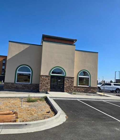 3719 Plaza Way, Kennewick, WA for lease - Primary Photo - Image 1 of 5