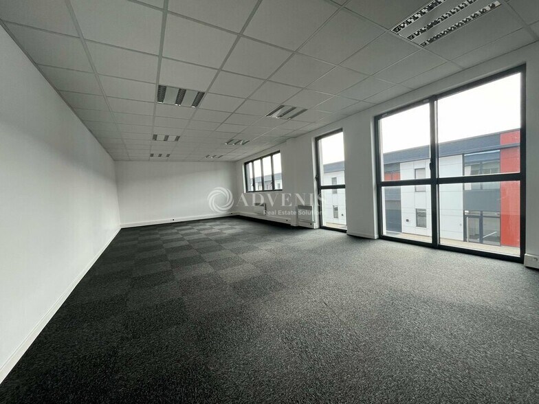 Flex in Lieusaint for lease - Interior Photo - Image 3 of 7