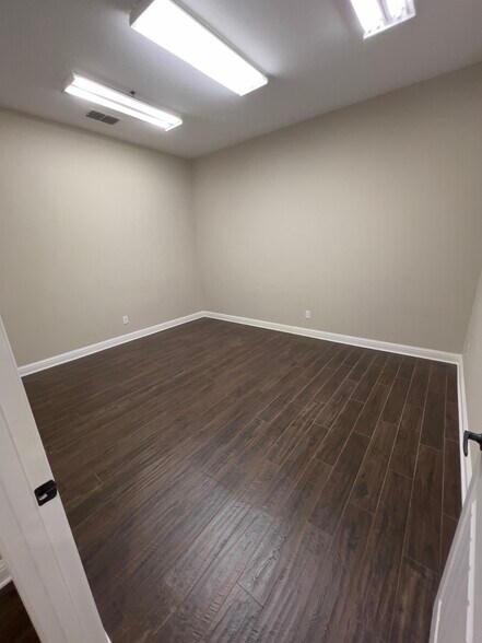 2735 Wind River Ln, Denton, TX à louer - Photo du bâtiment - Image 2 de 17