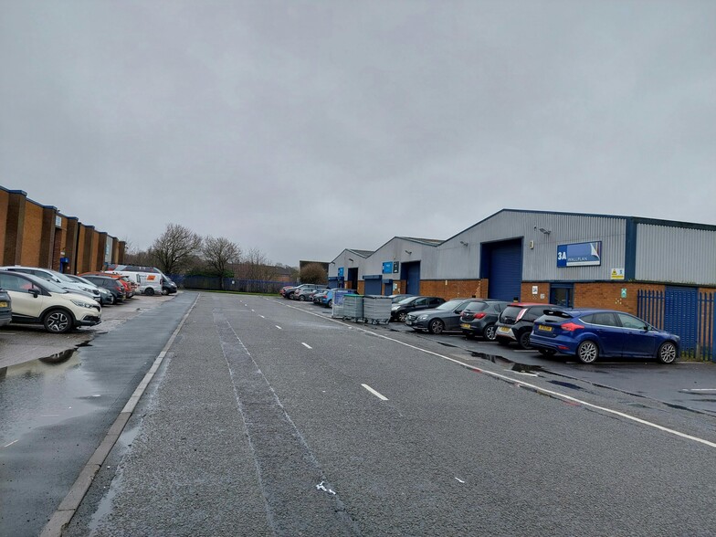 Summit Cres, Smethwick for lease - Building Photo - Image 1 of 4