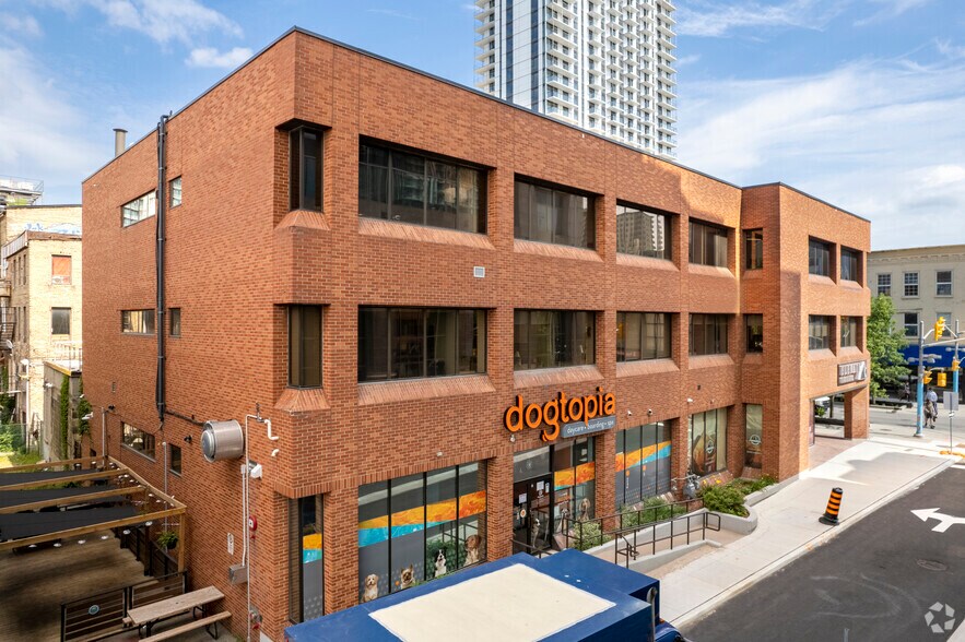 73 King St W, Kitchener, ON à vendre - Photo du bâtiment - Image 2 de 4