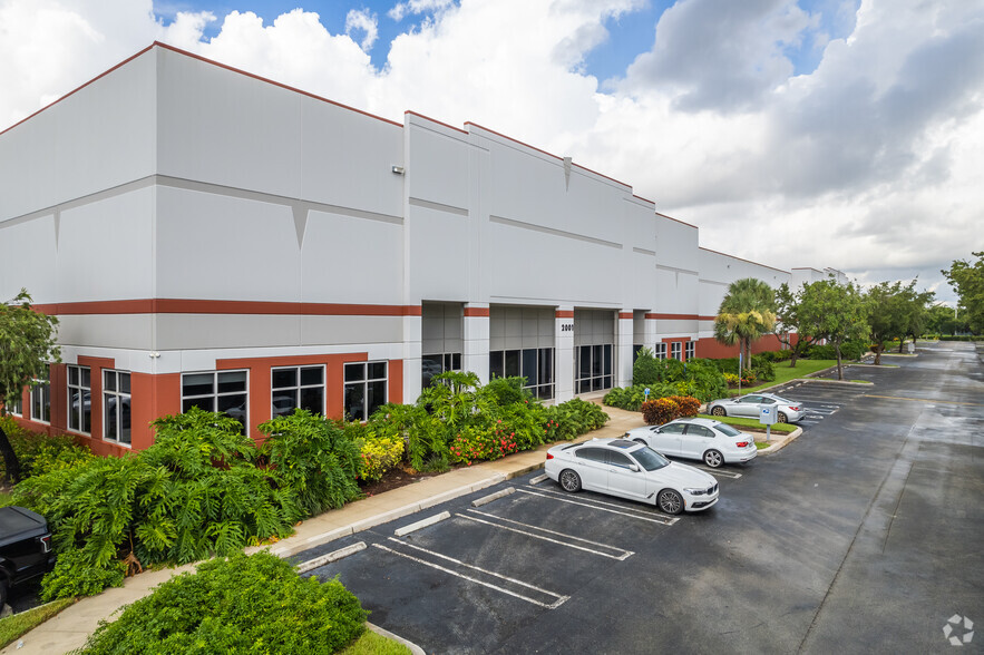 2004-2044 NW 25th Ave, Pompano Beach, FL for lease - Building Photo - Image 1 of 2