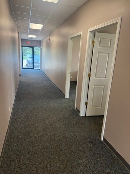 1041 N Royal Ave, Evansville, IN à louer - Photo du bâtiment - Image 3 de 10