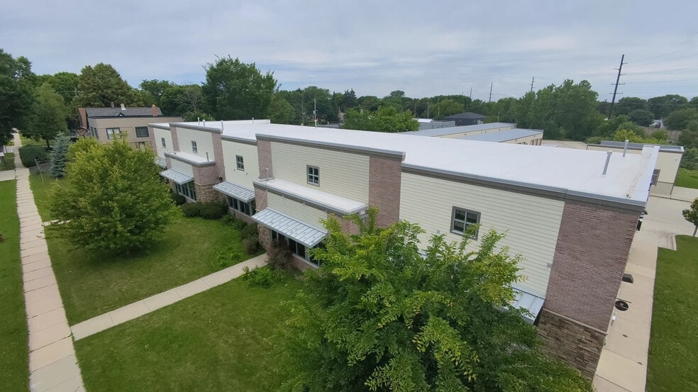 2040 E St Francis Ave, Saint Francis, WI for lease - Building Photo - Image 2 of 11
