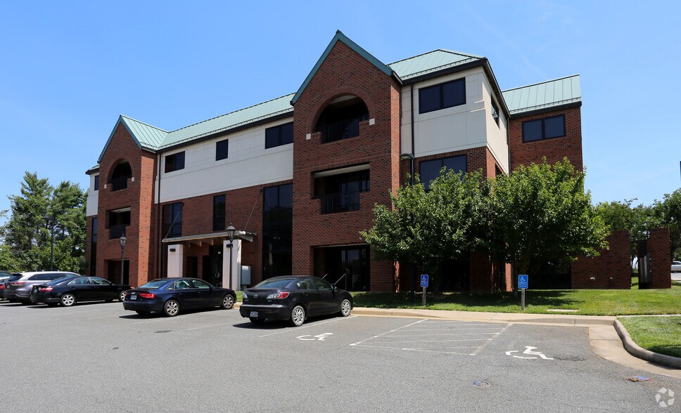 944 Glenwood Station Ln, Charlottesville, VA à louer - Photo principale - Image 1 de 5