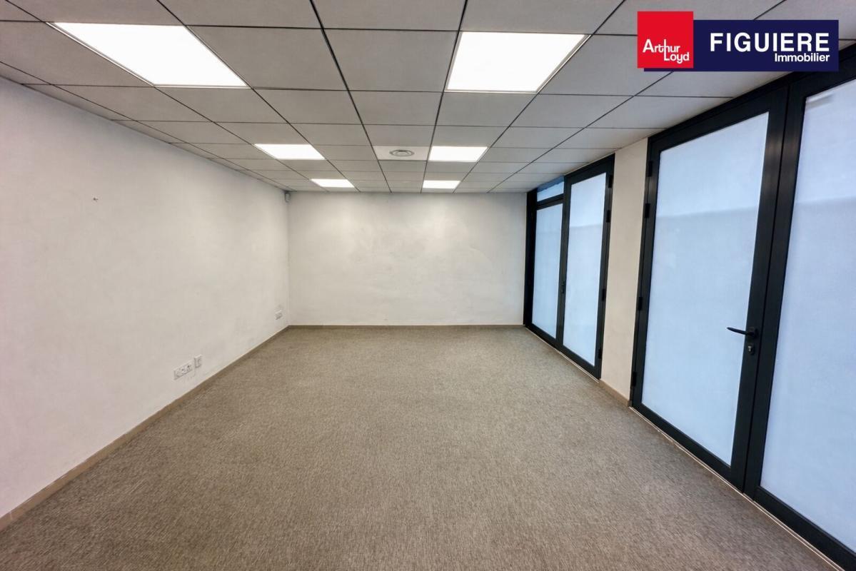 215 Rue De La Coquillade, Aix-en-Provence for lease Interior Photo- Image 1 of 7
