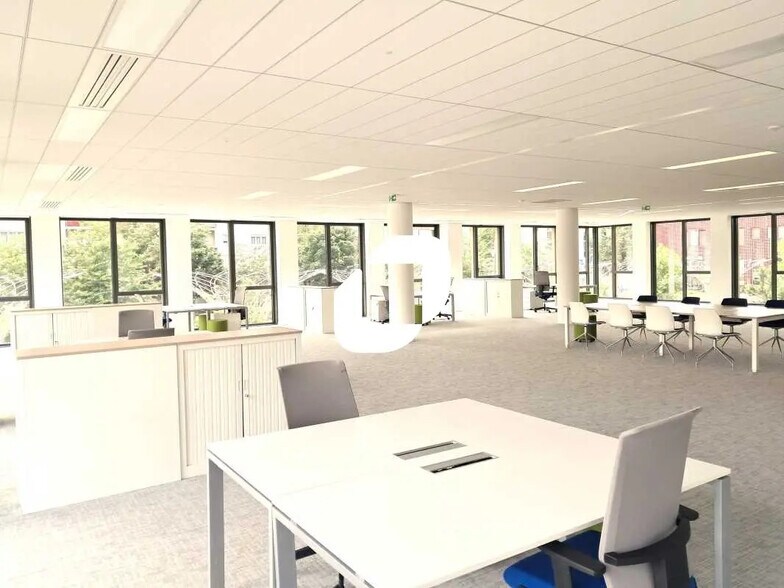 2 Avenue De La Gare, Montigny-le-Bretonneux à louer - Photo du bâtiment - Image 3 de 37