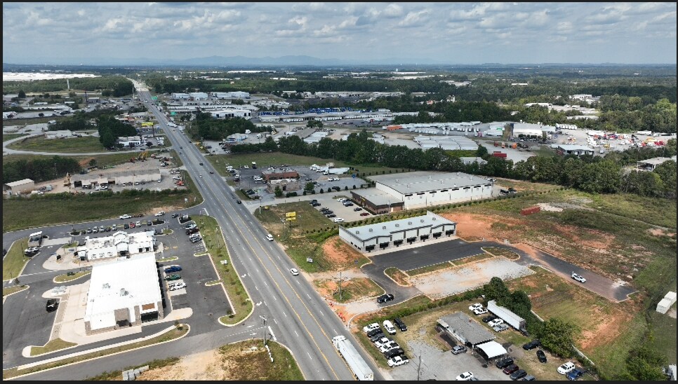 1963 SC-101, Greer, SC à louer - Photo du bâtiment - Image 3 de 8