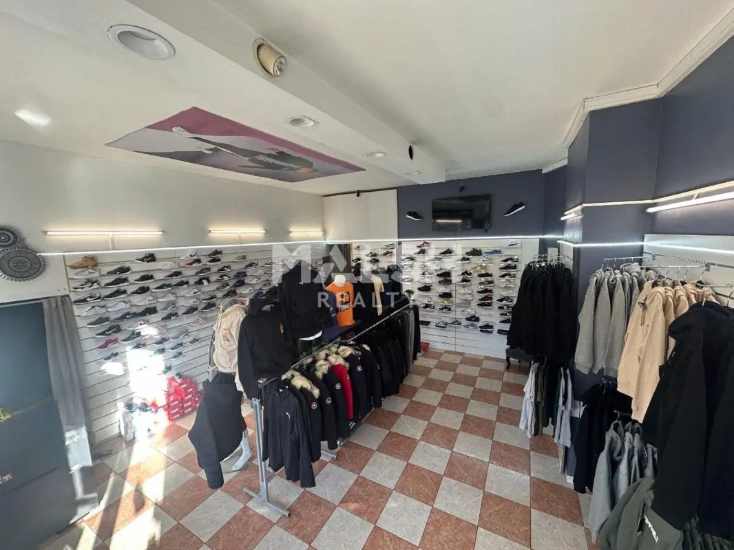 Retail in Lyon for lease Interior Photo- Image 1 of 5