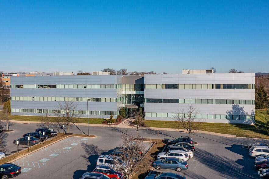 3001 Emrick Blvd, Bethlehem, PA à louer - Photo du bâtiment - Image 2 de 9