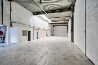 Flex in Éragny for lease Interior Photo- Image 1 of 4