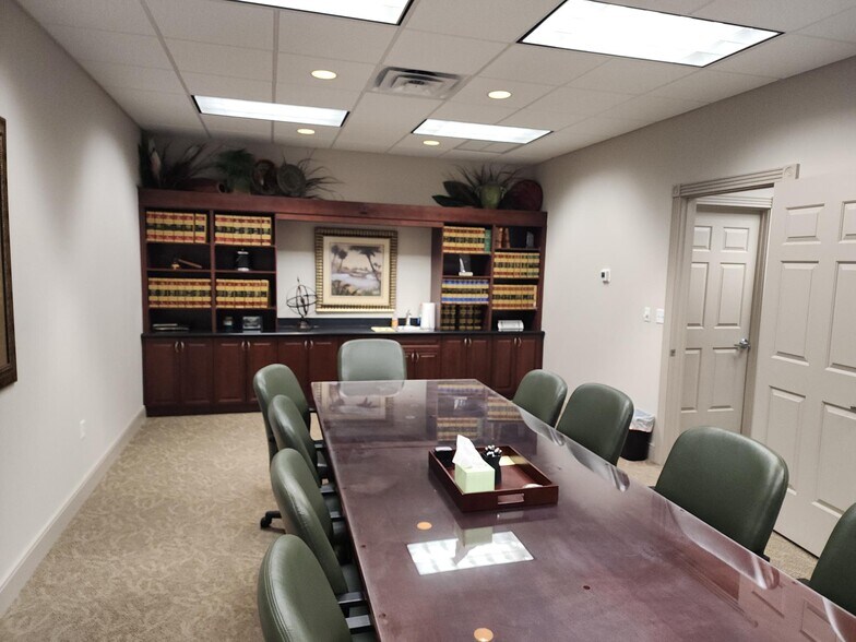 17801 Murdock Cir, Port Charlotte, FL à louer - Photo du bâtiment - Image 3 de 15