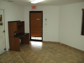 2271-2275 W 77th St, Hialeah, FL à louer Hall d entr e- Image 2 de 7