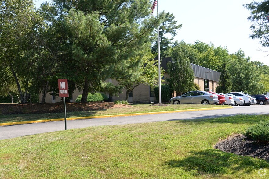 33 Cotters Ln, East Brunswick, NJ à louer - Photo du bâtiment - Image 2 de 9