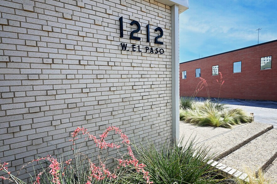 1212 W El Paso St, Fort Worth, TX à vendre - Photo du bâtiment - Image 2 de 4