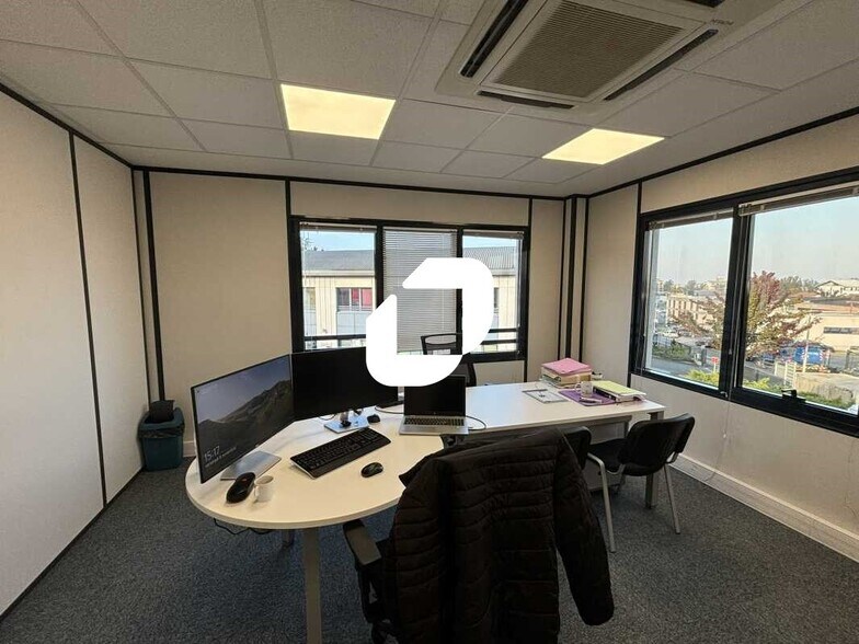 Office in Limas for lease - Interior Photo - Image 3 of 14