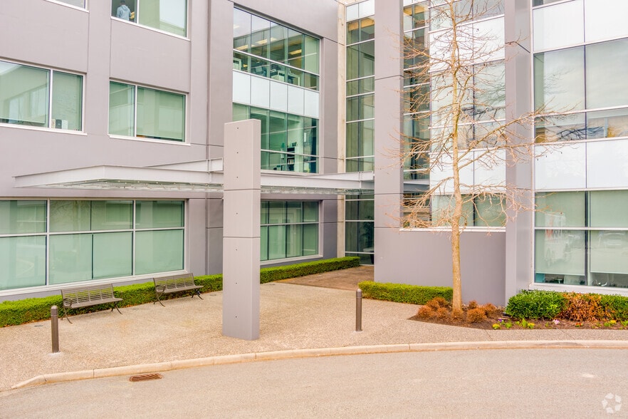 13888 Wireless Way, Richmond, BC à louer - Photo du bâtiment - Image 2 de 11