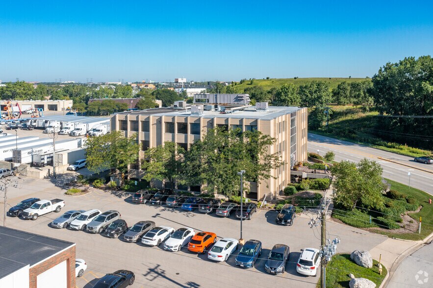 700 Nicholas Blvd, Elk Grove Village, IL à louer - Photo du bâtiment - Image 3 de 9