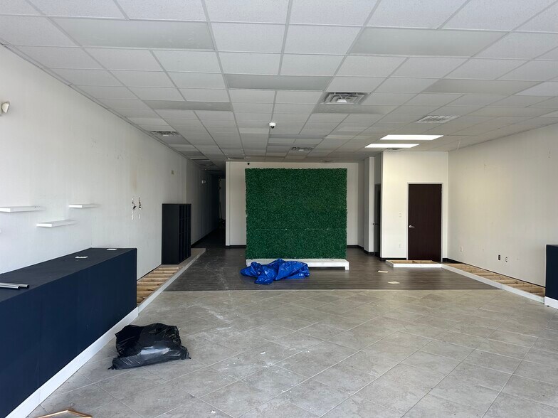 6809-6815 Southwest Fwy Hov Ln, Houston, TX à louer - Photo du bâtiment - Image 3 de 8