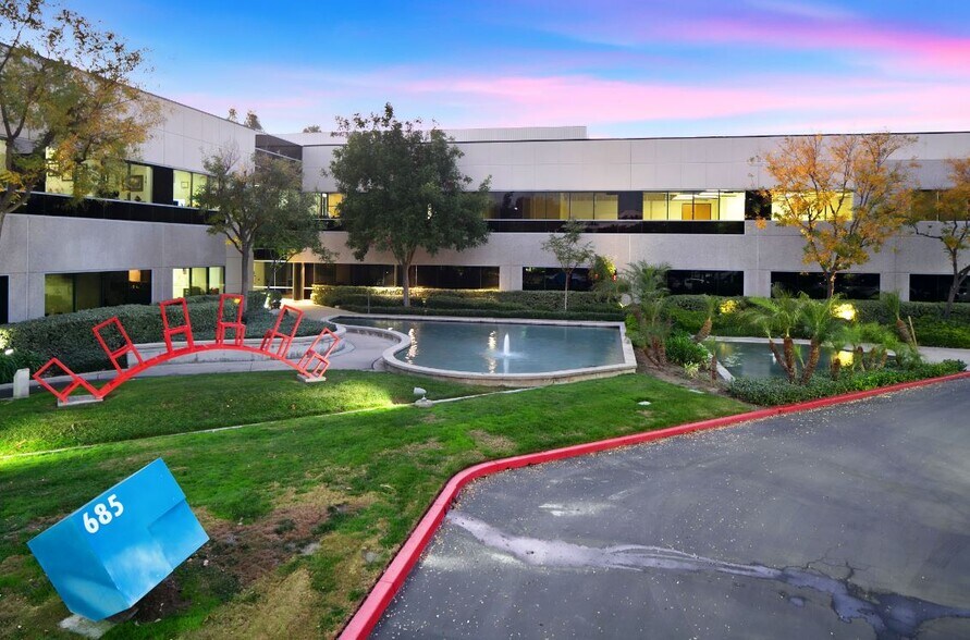 685 E Carnegie Dr, San Bernardino, CA à louer - Photo principale - Image 1 de 4