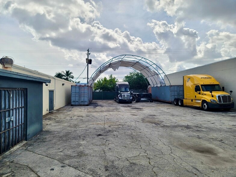 2216 N 20th Ave, Hollywood, FL for sale - Building Photo - Image 2 of 9